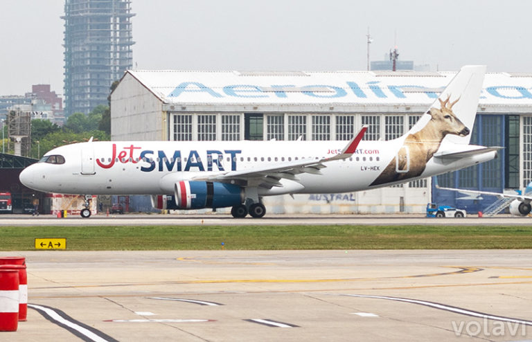 Airbus A320 de JetSmart en el Aeroparque Jorge Newbery de Buenos Aires.