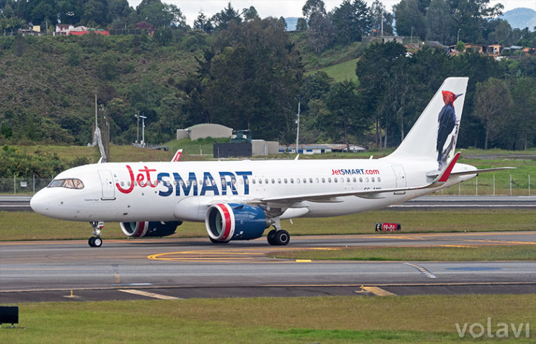 Airbus A320neo de JetSmart aterrizando en Medellín procedente de Santiago de Chile.