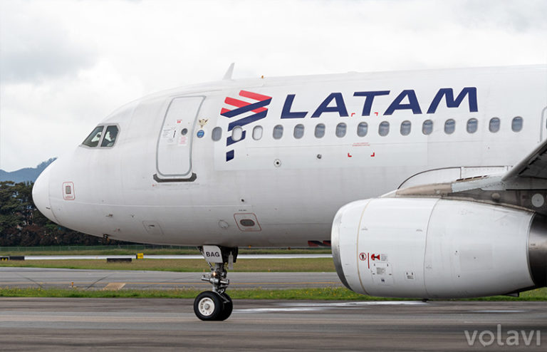 Airbus A320 de LATAM Airlines en Bogotá.