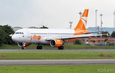 Airbus A320 de Ultra Air aterrizando en el Aeropuerto Eldorado de Bogotá.