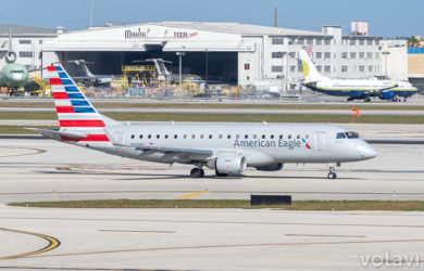 Embraer 175 de American Airlines en el Aeropuerto Internacional de Miami.