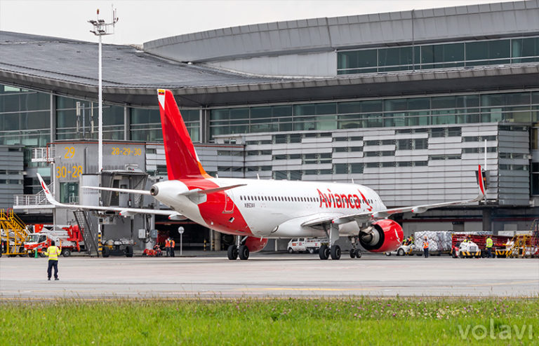 Airbus A320 de Avianca en la terminal internacional del Aeropuerto Eldorado de Bogotá.