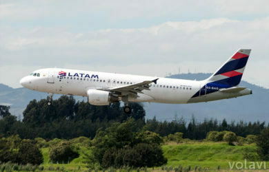 Airbus A320 de LATAM Airlines aterrizando en el Aeropuerto Eldorado de Bogotá.