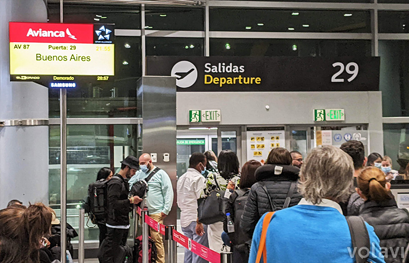 Pasajeros de Avianca embarcando vuelo a Buenos Aires en el Aeropuerto Eldorado de Bogotá.