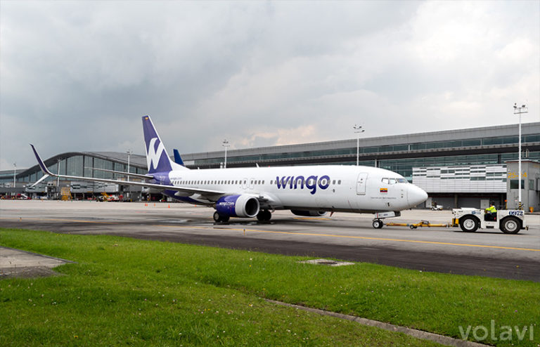 Pushback de un Boeing 737-800 de Wingo en Bogotá.