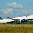 Airbus A220-300 de Delta Air Lines despegando.