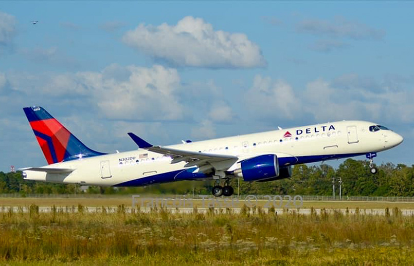Airbus A220-300 de Delta Air Lines despegando.