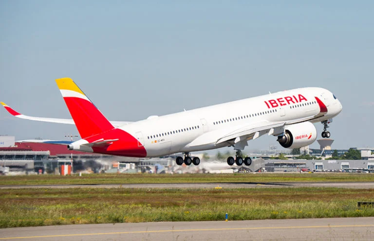 Airbus A350-900 de Iberia despegando de Toulouse.