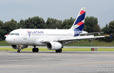 Airbus A319 de LATAM Airlines en el Aeropuerto Eldorado de Bogotá.