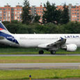 Airbus A320 de LATAM Colombia aterrizando en Bogotá.