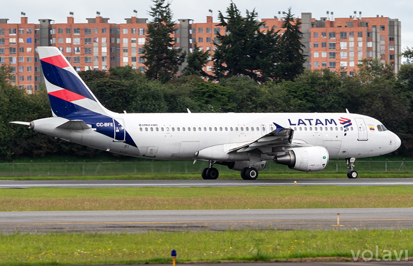 Airbus A320 de LATAM Colombia aterrizando en Bogotá.