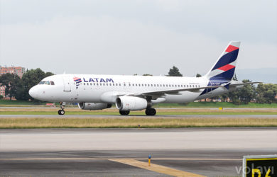 Airbus A320 de LATAM Airlines Colombia en el Aeropuerto Internacional Eldorado de Bogotá.