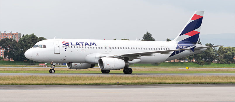 Airbus A320 de LATAM Airlines Colombia en el Aeropuerto Internacional Eldorado de Bogotá.