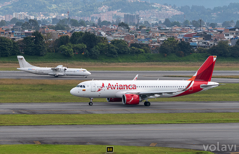 ATR 72-600 de EasyFly y Airbus A320 de Avianca en el Aeropuerto Eldorado de Bogotá.