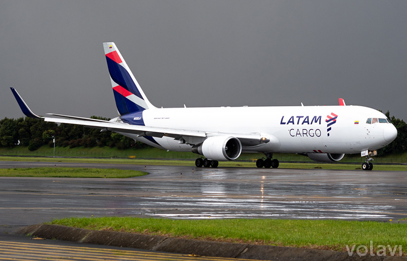 Boeing 767-300BCF de LATAM Cargo en el Aeropuerto Eldorado de Bogotá.
