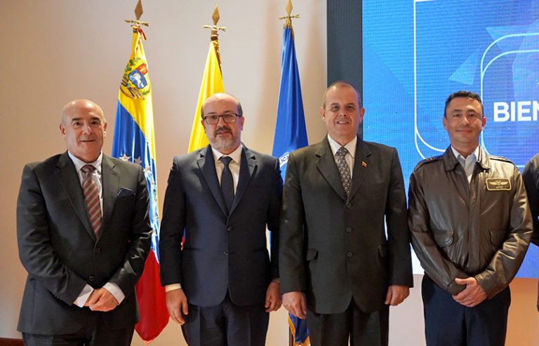 Firma acuerdos transporte aéreo entre Venezuela y Colombia.