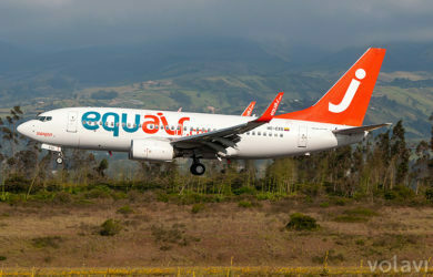 Boeing 737 de Equair aterrizando en Quito.