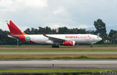 Airbus A330F de Avianca Cargo con livery de CEIV Fresh despegando de Bogotá.