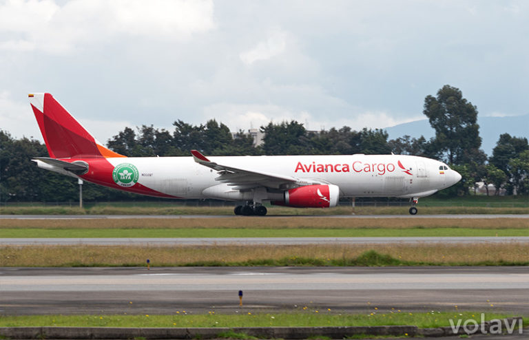 Airbus A330F de Avianca Cargo con livery de CEIV Fresh despegando de Bogotá.