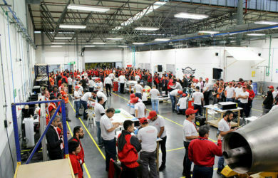 Técnicos de Avianca em competencia para el Aerospace Maintenance Competition.