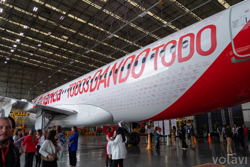 Airbus A320 de Avianca con el #TodosDandoTodo en reconocimiento a sus colaboradores.