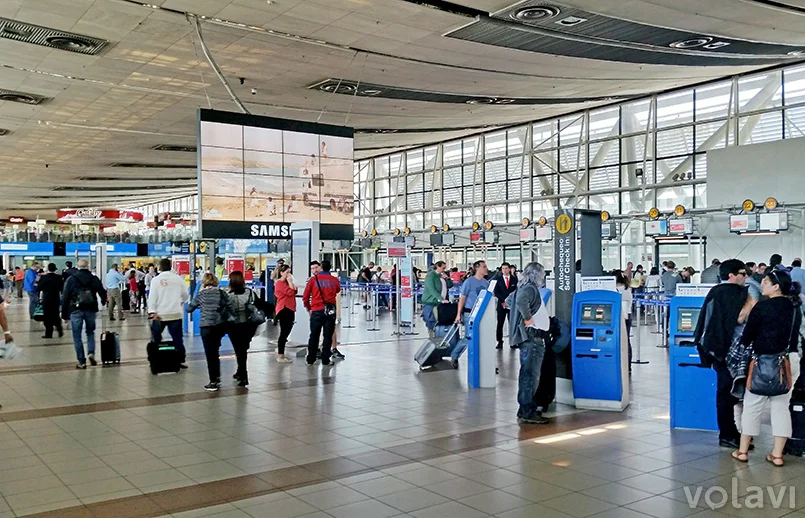 Terminal del Aeropuerto Arturo Merino Benítez de Santiago de Chile en 2015.