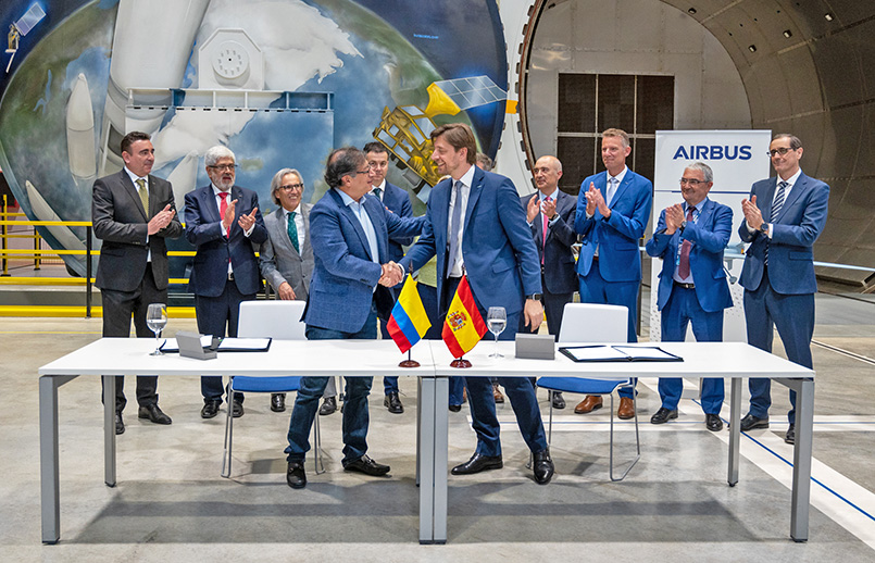 Airbus y Colombia firman memorando de entendimiento en sector aeroespacial.