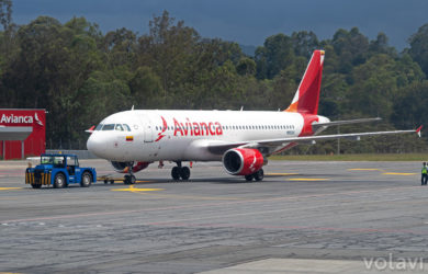 Airbus A320 de Avianca siendo remolcado en el Aeropuerto José María Córdova de Medellín.