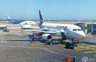 Airbus A319 de LATAM Airlines en el Aeropuerto Jorge Chávez de Lima.