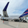 Boeing 767-300F de LATAM Cargo en reabastecimiento con combustible de aviación sostenible (SAF).