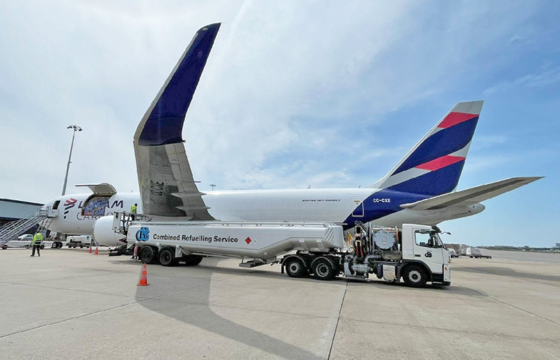 Boeing 767-300F de LATAM Cargo en reabastecimiento con combustible de aviación sostenible (SAF).