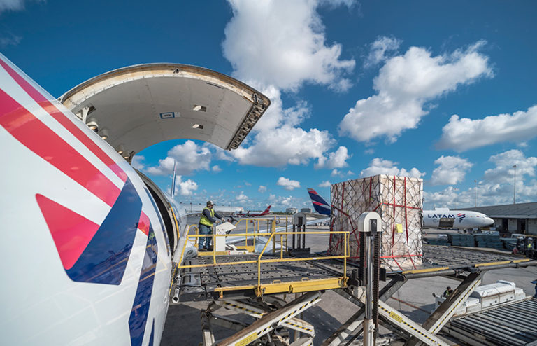 Transporte de flores por parte de LATAM Cargo en Miami.