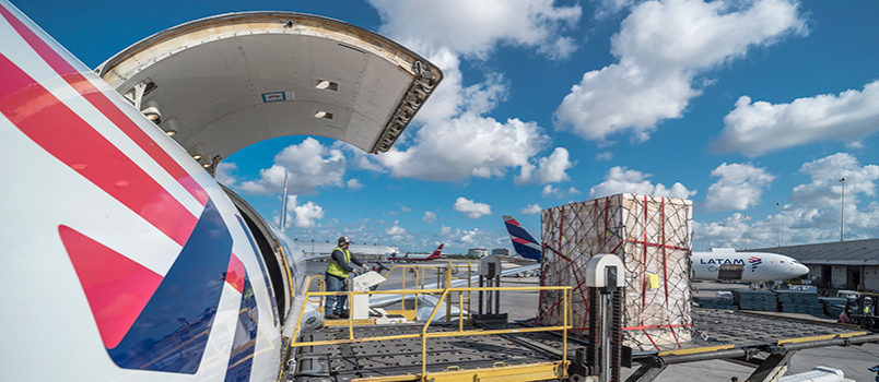 Carga aérea de América Latina y el Caribe creció 4,2% en marzo Transporte de flores por parte de LATAM Cargo en Miami.