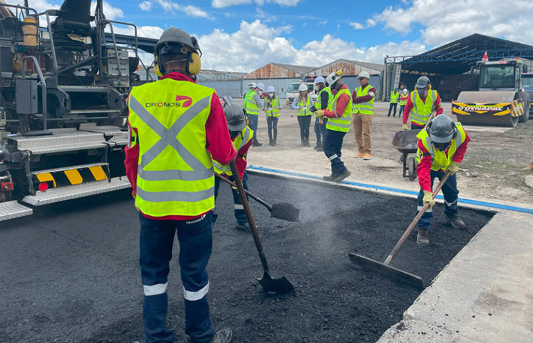 Pavimentación de calle de rodaje del Aeropuerto Eldorado usando plástico reciclado.