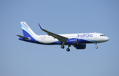 Airbus A320neo de IndiGo aterrizando.