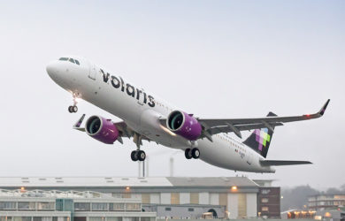 Airbus A321neo de Volaris despegando en vuelo de pruebas.