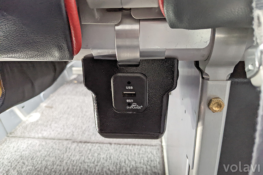 Puerto USB de carga en los Boeing 737 MAX de Arajet.