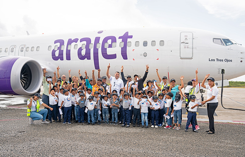 Piloto por un día, el programa social de Arajet que permite a niños de poblaciones vulnerables conocer un avión.