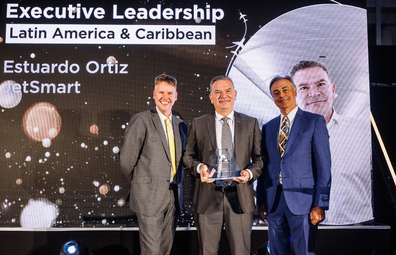 Estuardo Ortiz, director ejecutivo de JetSmart, recibió el premio "Executive Leadership para Latinoamérica y el Caribe".