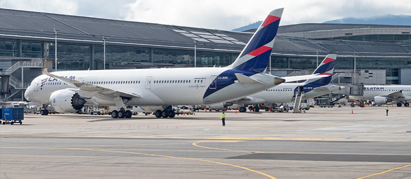 Boeing 787 y Airbus A320 de LATAM Airlines en Bogotá.