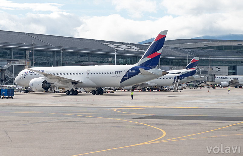 Boeing 787 y Airbus A320 de LATAM Airlines en Bogotá.