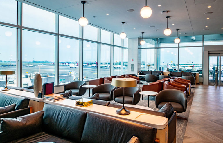 Nuevo Sky Club de Delta Air Lines en la Terminal 4 del Aeropuerto John F. Kennedy de Nueva York.