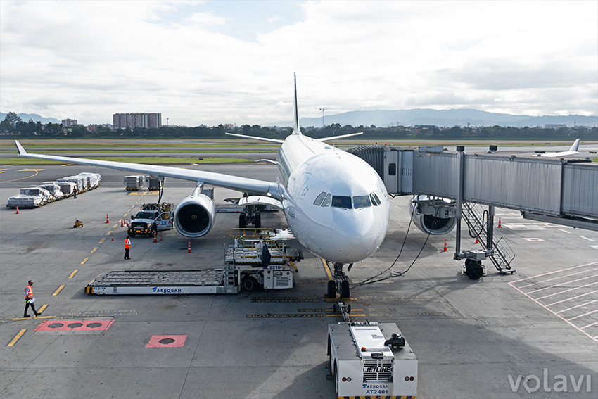 Vista desde la puerta de embarque del Airbus A330-300 de Air Canada con livery de Star Alliance.
