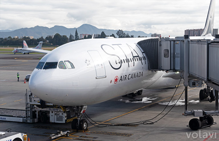 Airbus A330-300 de Air Canada, con livery de Star Alliance, en el Aeropuerto El Dorado de Bogotá.