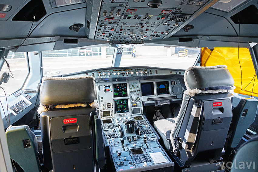 Cabina de mando del Airbus A330-300 de Air Canada.
