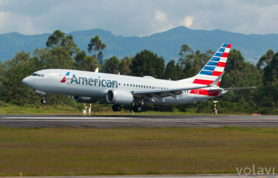 Boeing 737 MAX 8 de American Airlines aterrizando en Medellín desde Miami.