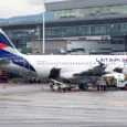 Airbus A319 de LATAM Airlines Ecuador en el Aeropuerto Eldorado de Bogotá.