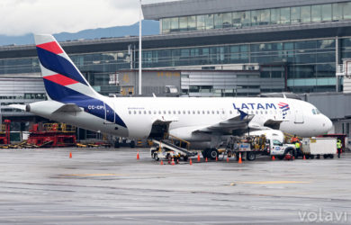 Airbus A319 de LATAM Airlines Ecuador en el Aeropuerto Eldorado de Bogotá.