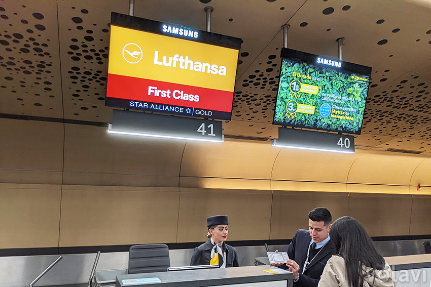 Counter de primera clase de Lufthansa en el aeropuerto Eldorado de Bogotá.