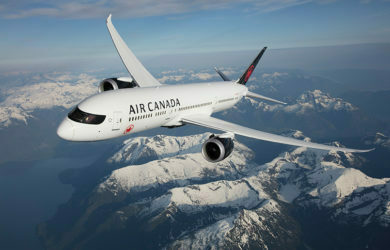 Boeing 787-9 de Air Canada volando sobre las Montañas Rocosas.